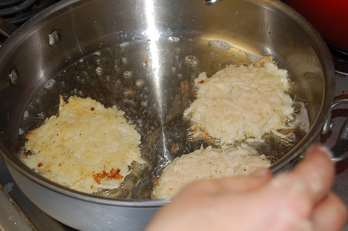 latkes frying